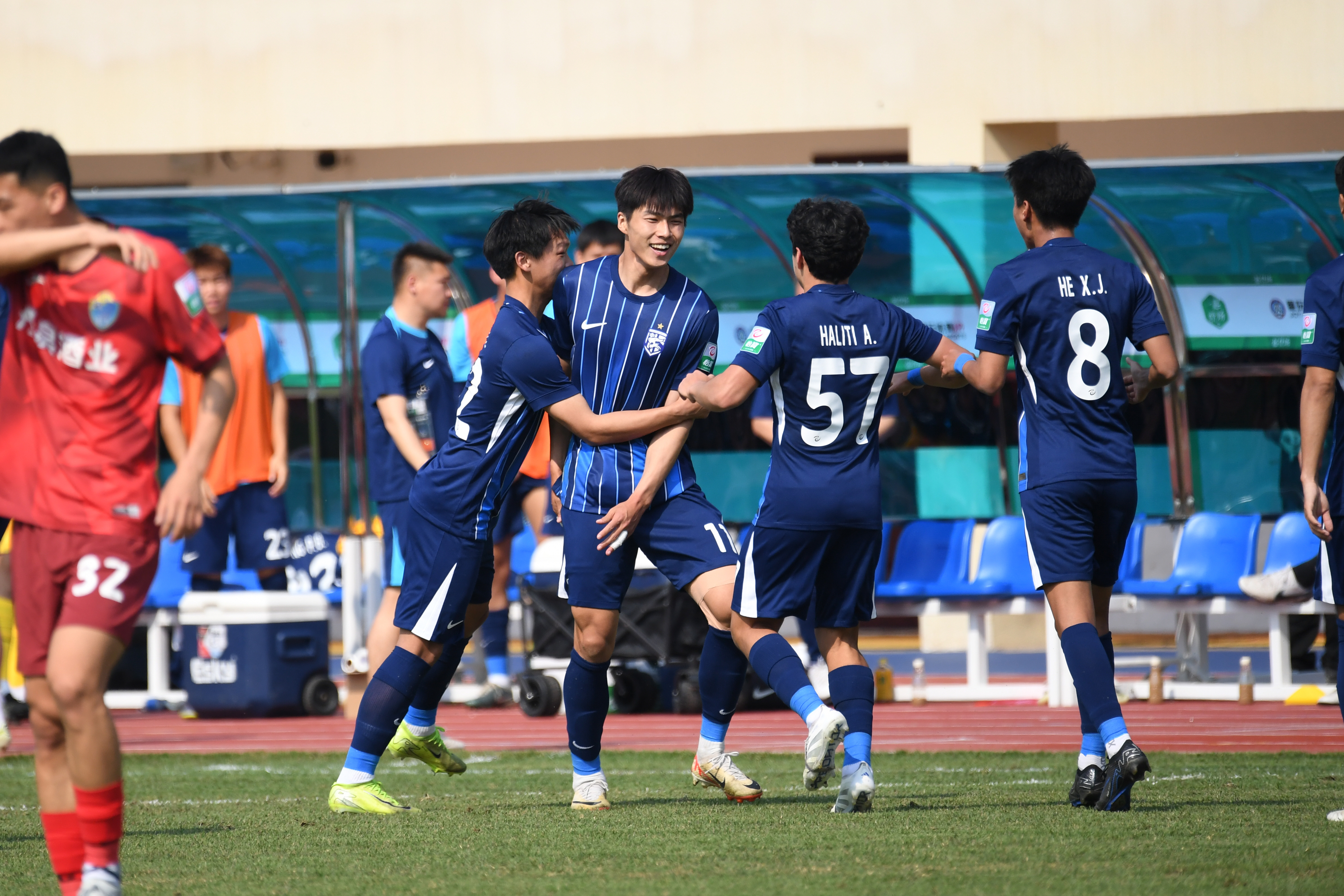 武汉三镇训练开放日；清晨绝杀压哨引欢呼；CBA季后赛在即；更衣室氛围转暖的简单介绍-天博棋牌